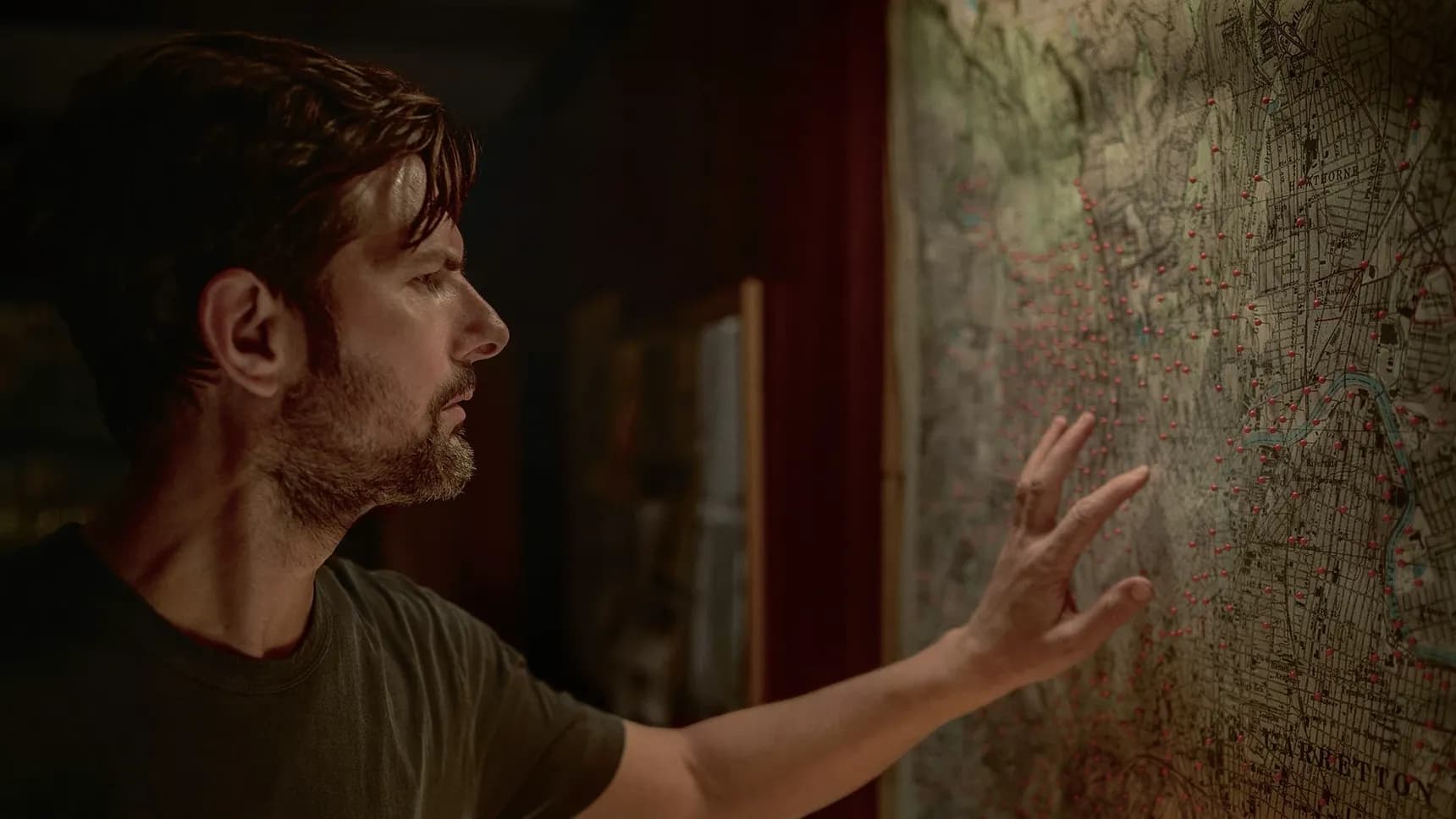 Adam Scott ve filmu Našeptávač