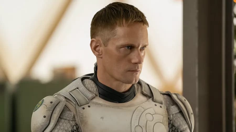 Z deníku Robokata: Alexander Skarsgård jako bezpečnostní robot v novém sci-fi seriálu Apple TV+