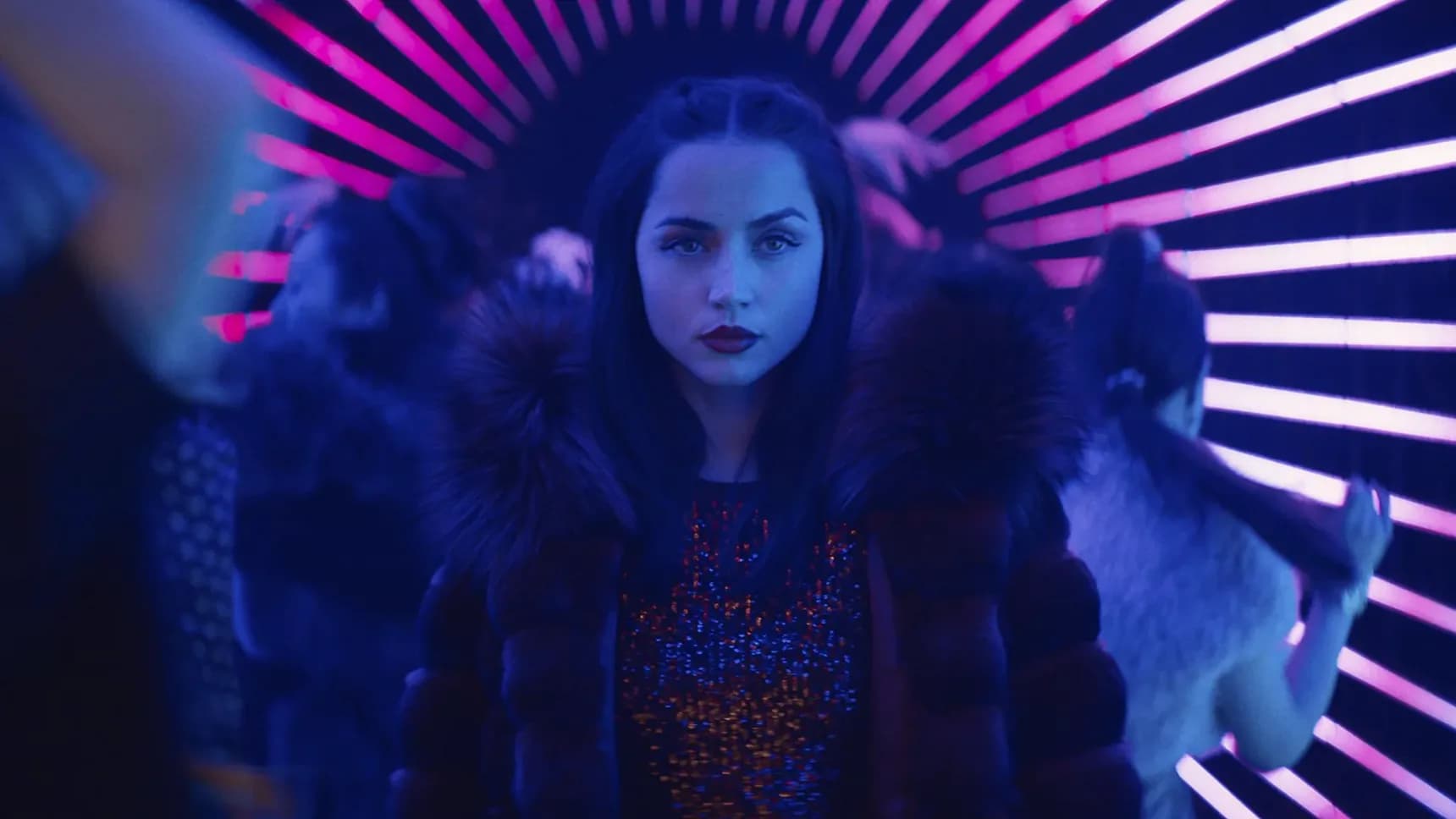 Ana De Armas jako Eva Macarro ve filmu Balerína