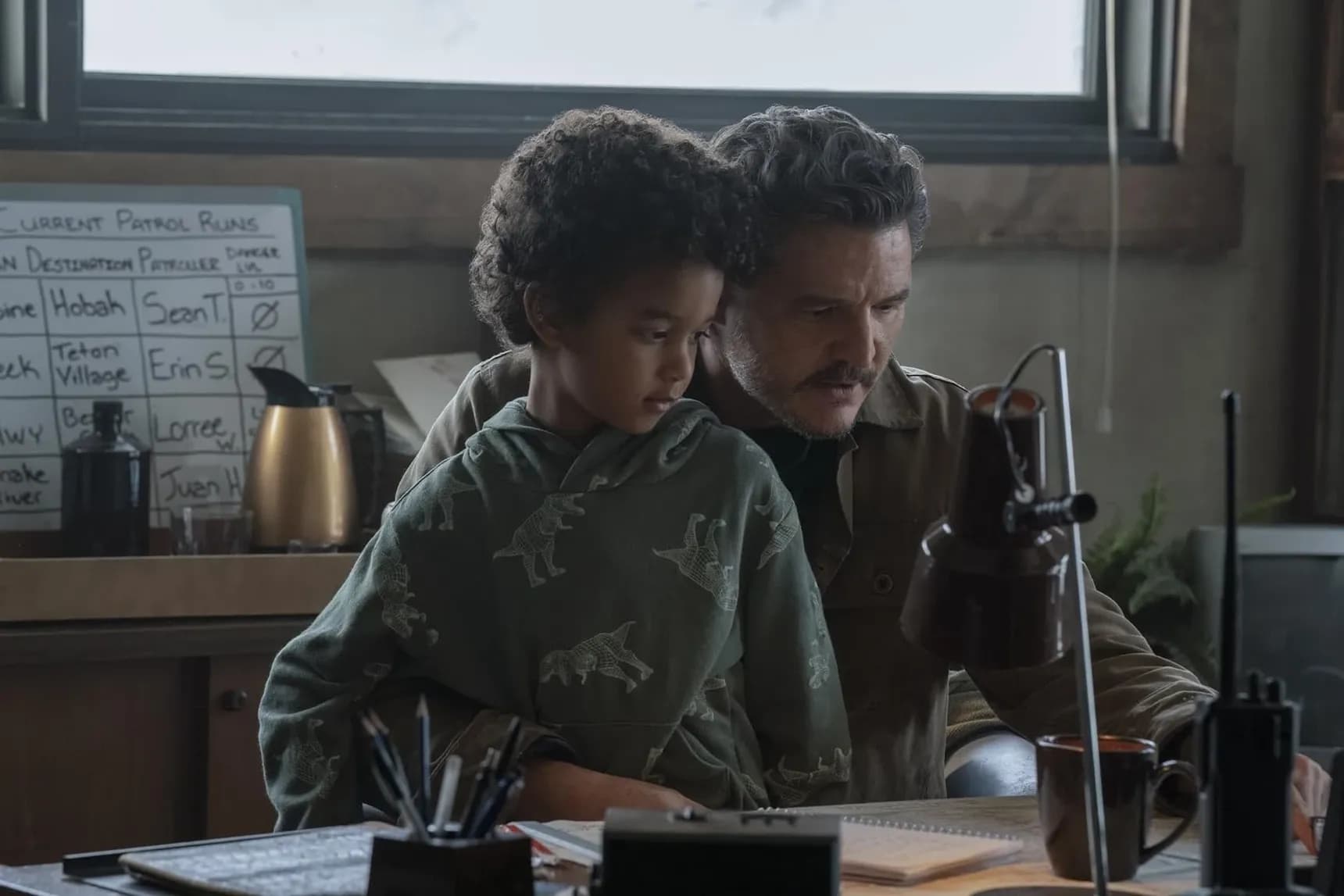 Ezra Benedict Agbonkhese jako Benjamin a Pedro Pascal jako Joel v seriálu The Last of Us