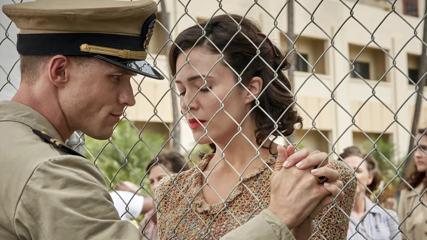 Ed Skrein a Mandy Moore ve filmu Bitva u Midway