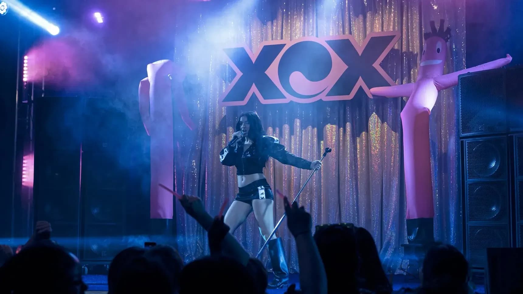Charli XCX v seriálu Splynout s davem