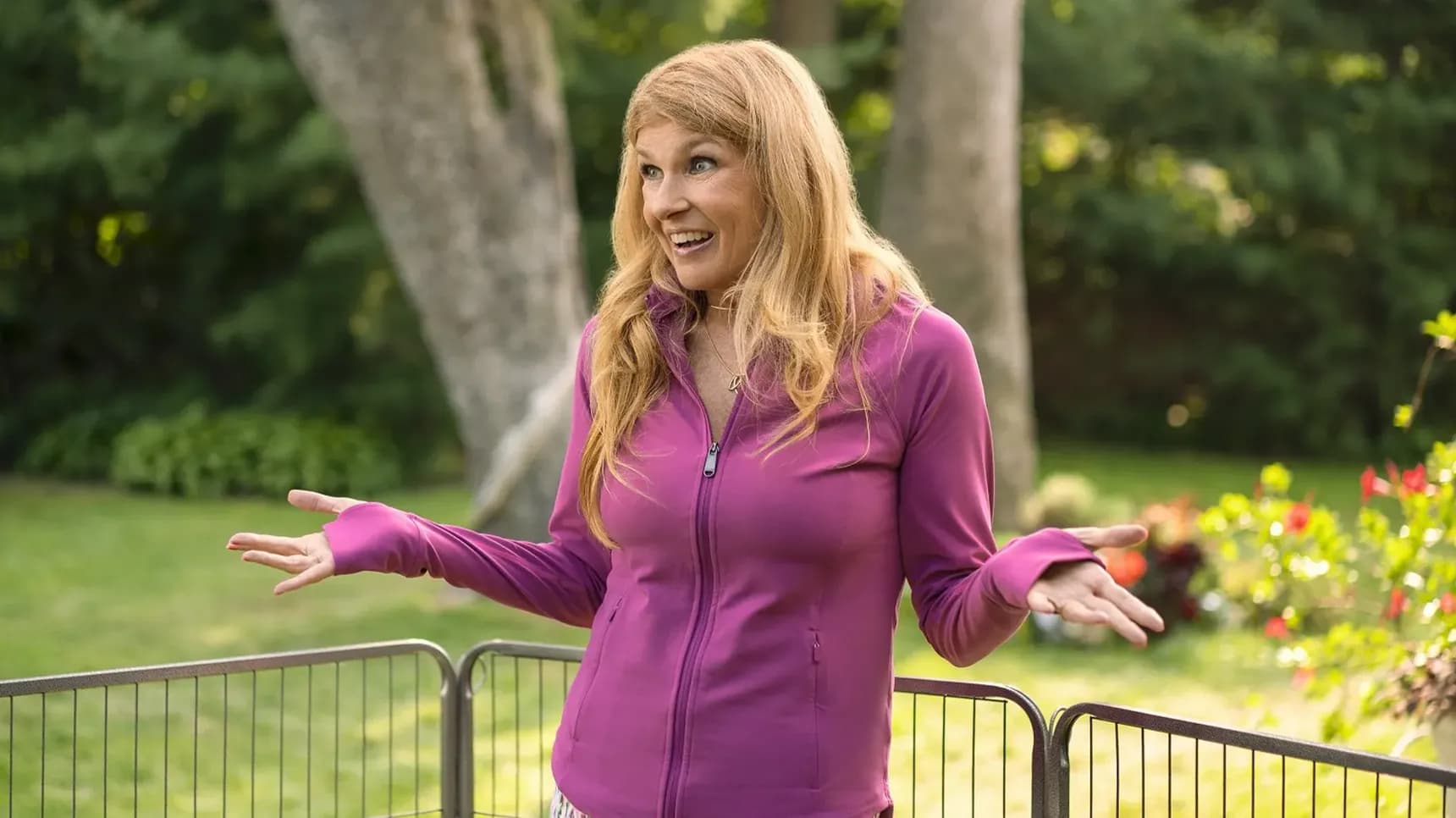 Connie Britton jako Kathryn Scanlon v seriálu Splynout s davem