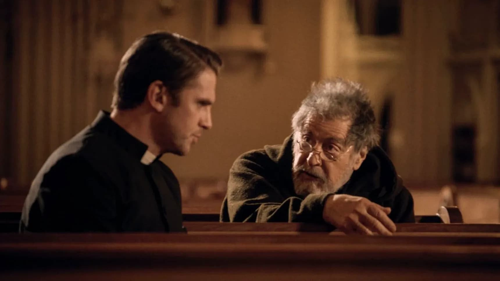 Dan Stevens a Al Pacino ve filmu Rituál