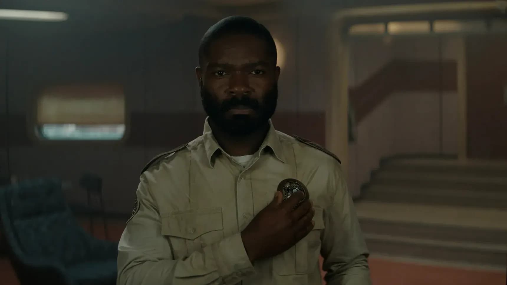 David Oyelowo jako šerif Holston v seriálu Silo
