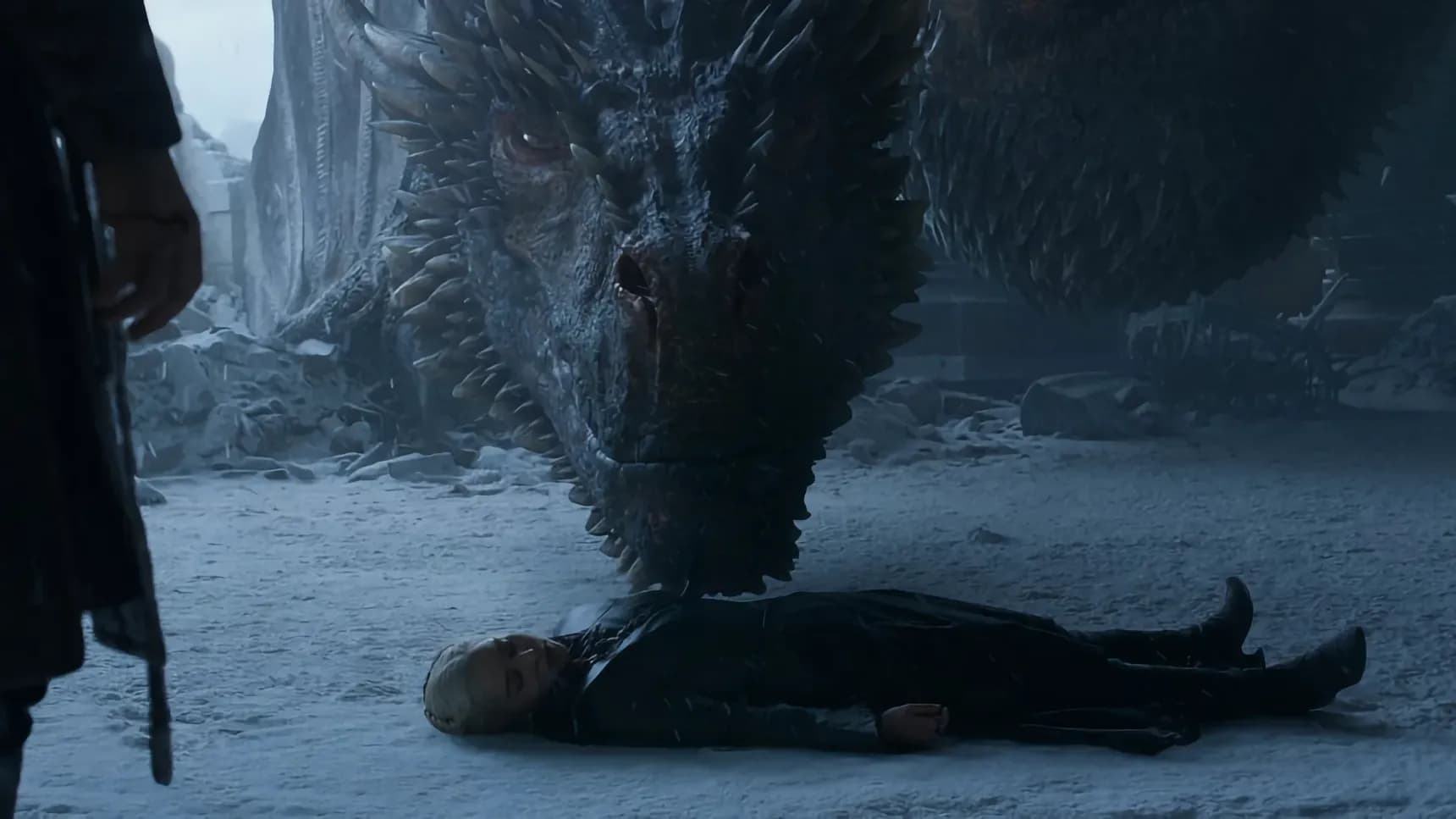 Drak Drogon smutní nad tělem Daenerys