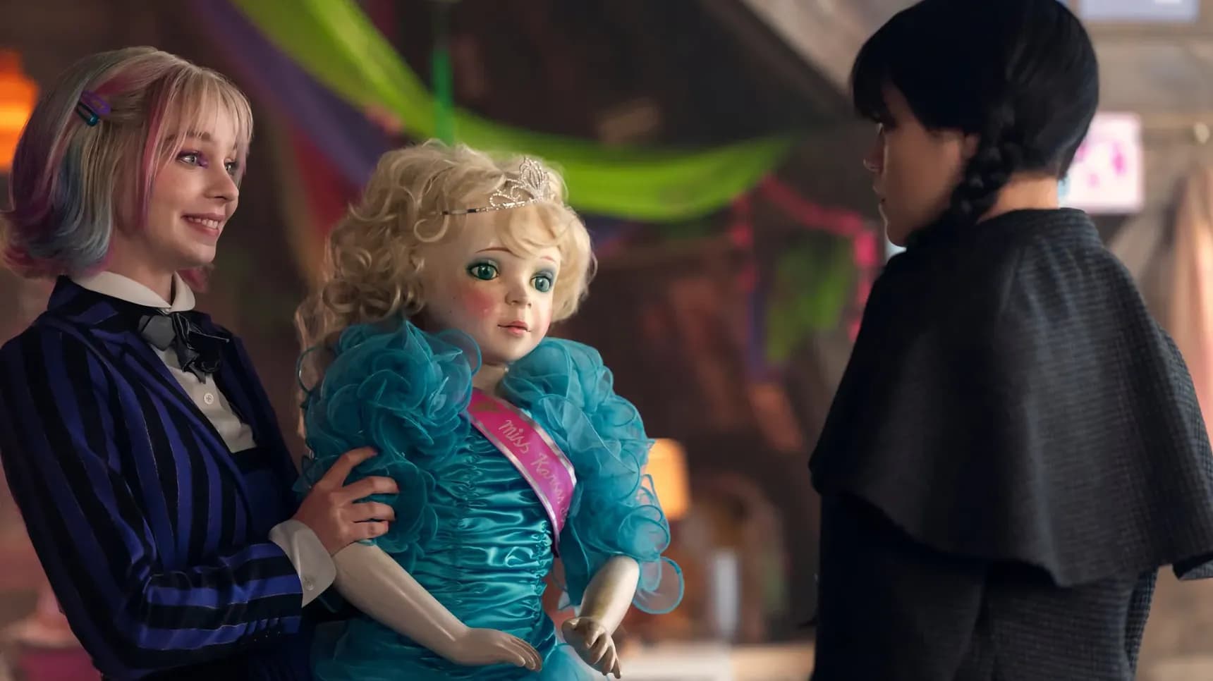 Emma Myers jako Enid a Jenna Ortega jako Wednesday v seriálu Wednesday