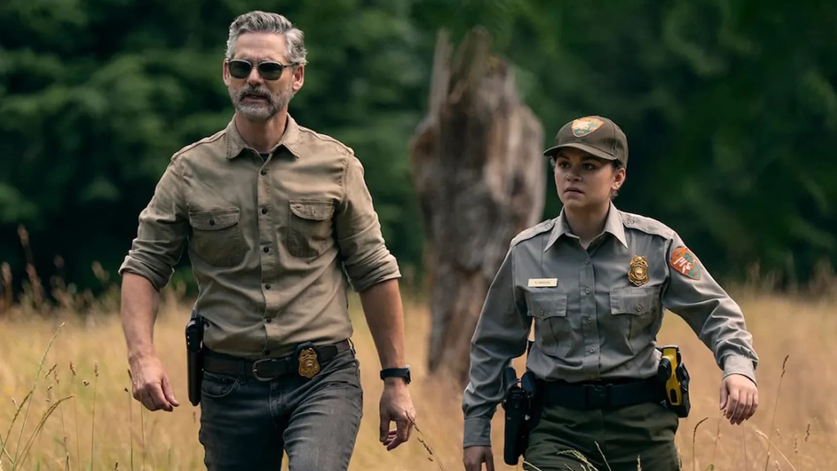 Eric Bana a Lily Santiago v seriálu Živel
