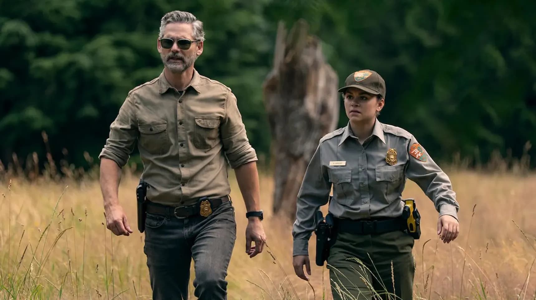 Eric Bana jako Kyle Turner a Lily Santiago jako Naya Vasquez v seriálu Živel