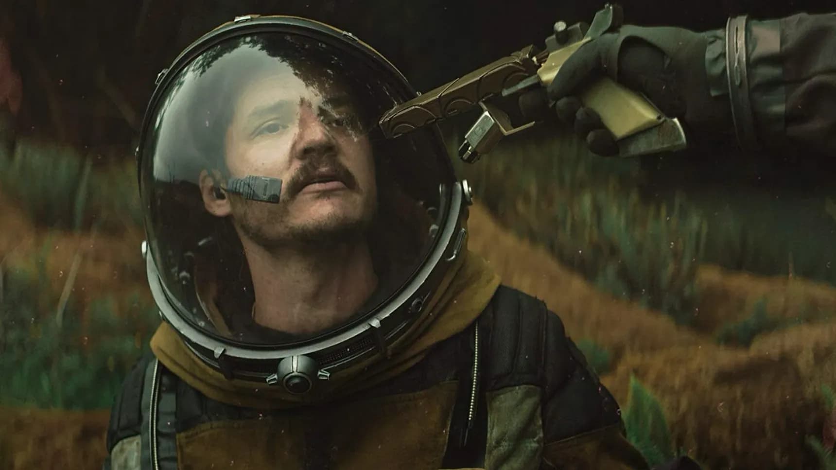 Pedro Pascal jako Ezra ve filmu Prospektor