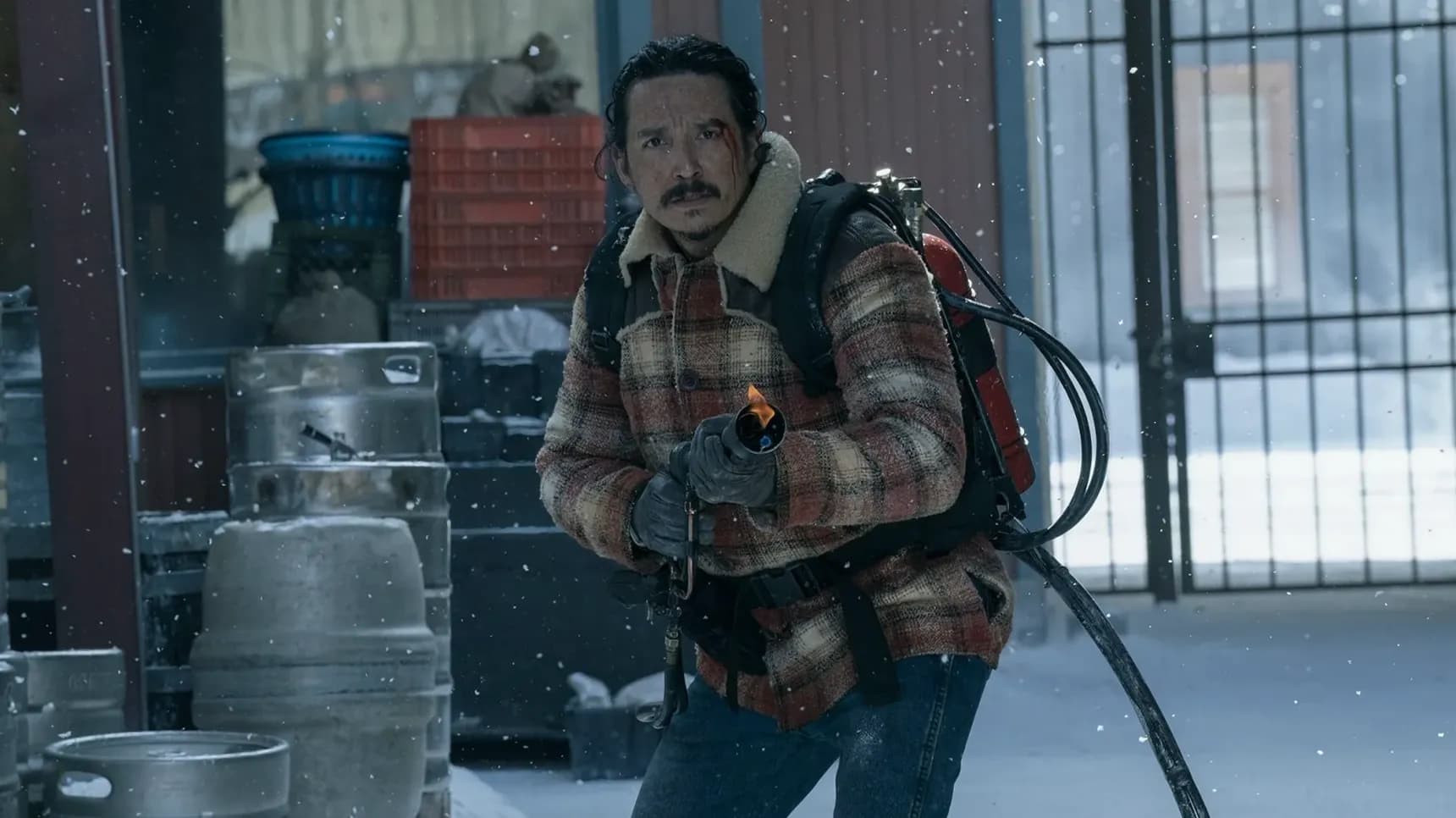 Gabriel Luna jako Joelův bratr Tommy v seriálu The Last of Us