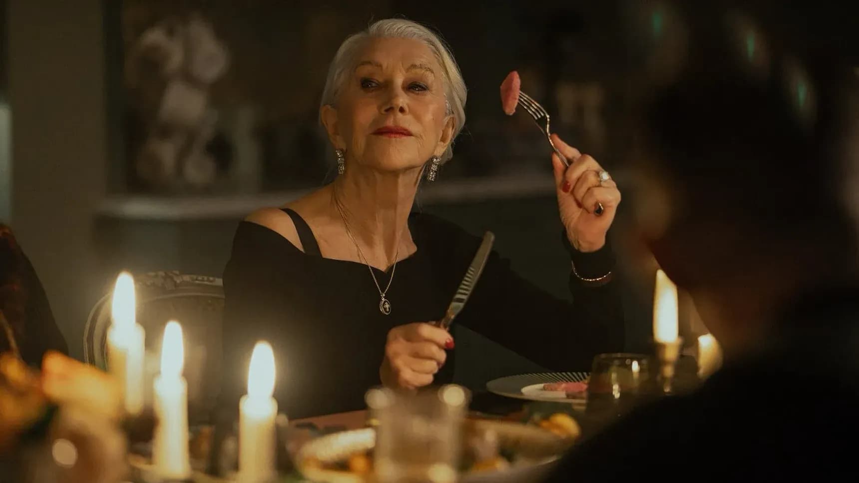 Helen Mirren jako Maeve Harrigan v seriálu Země gangů