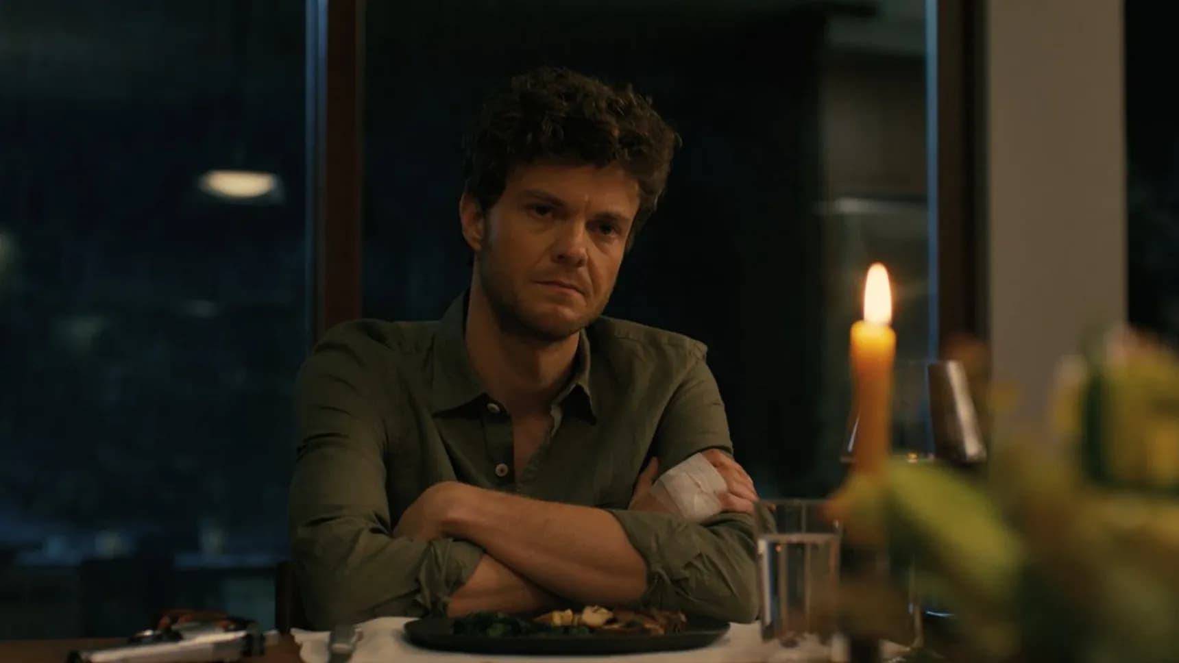Jack Quaid ve filmu Společník