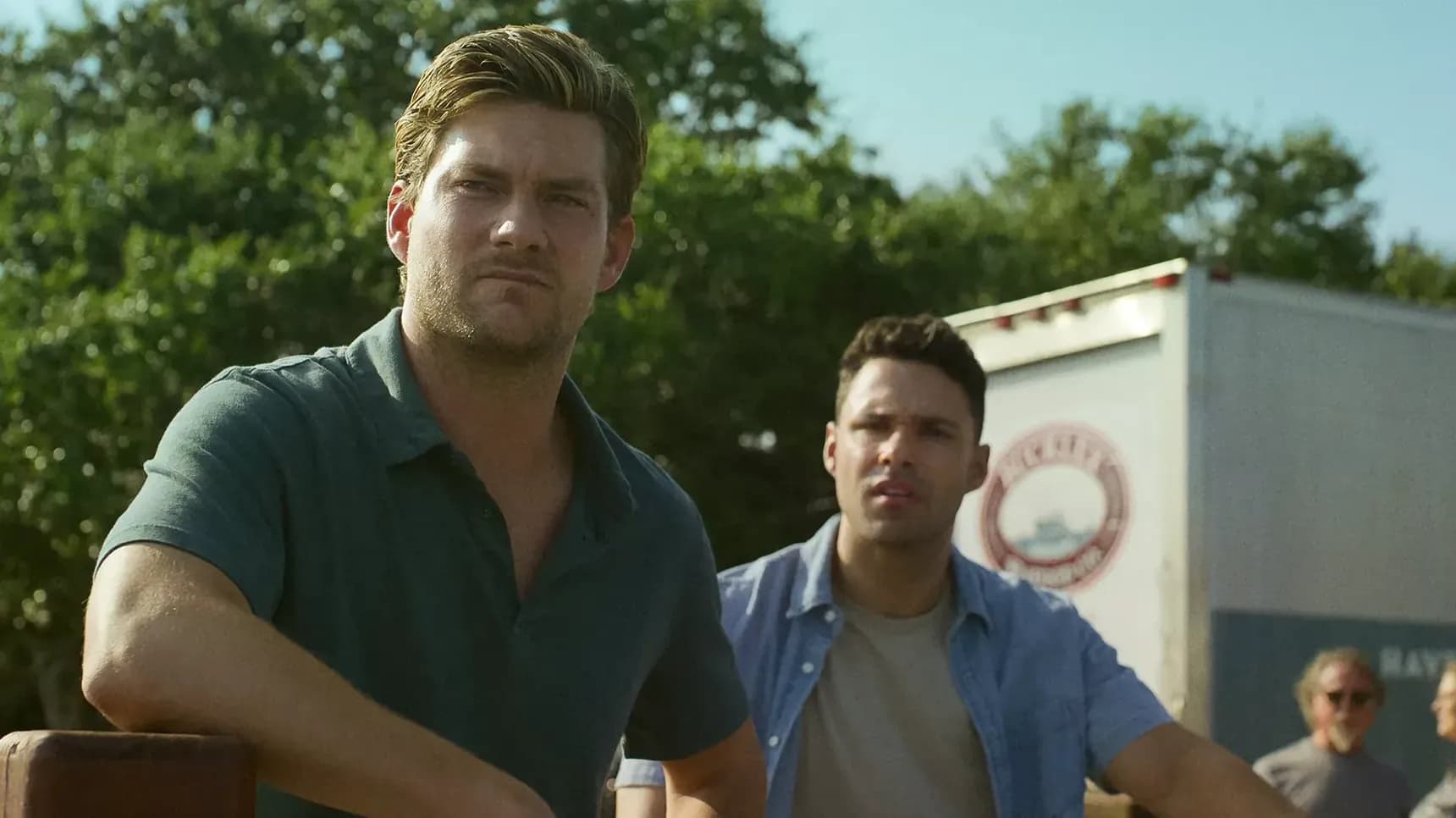 Jake Weary a Rafael L. Silva v seriálu Nábřeží