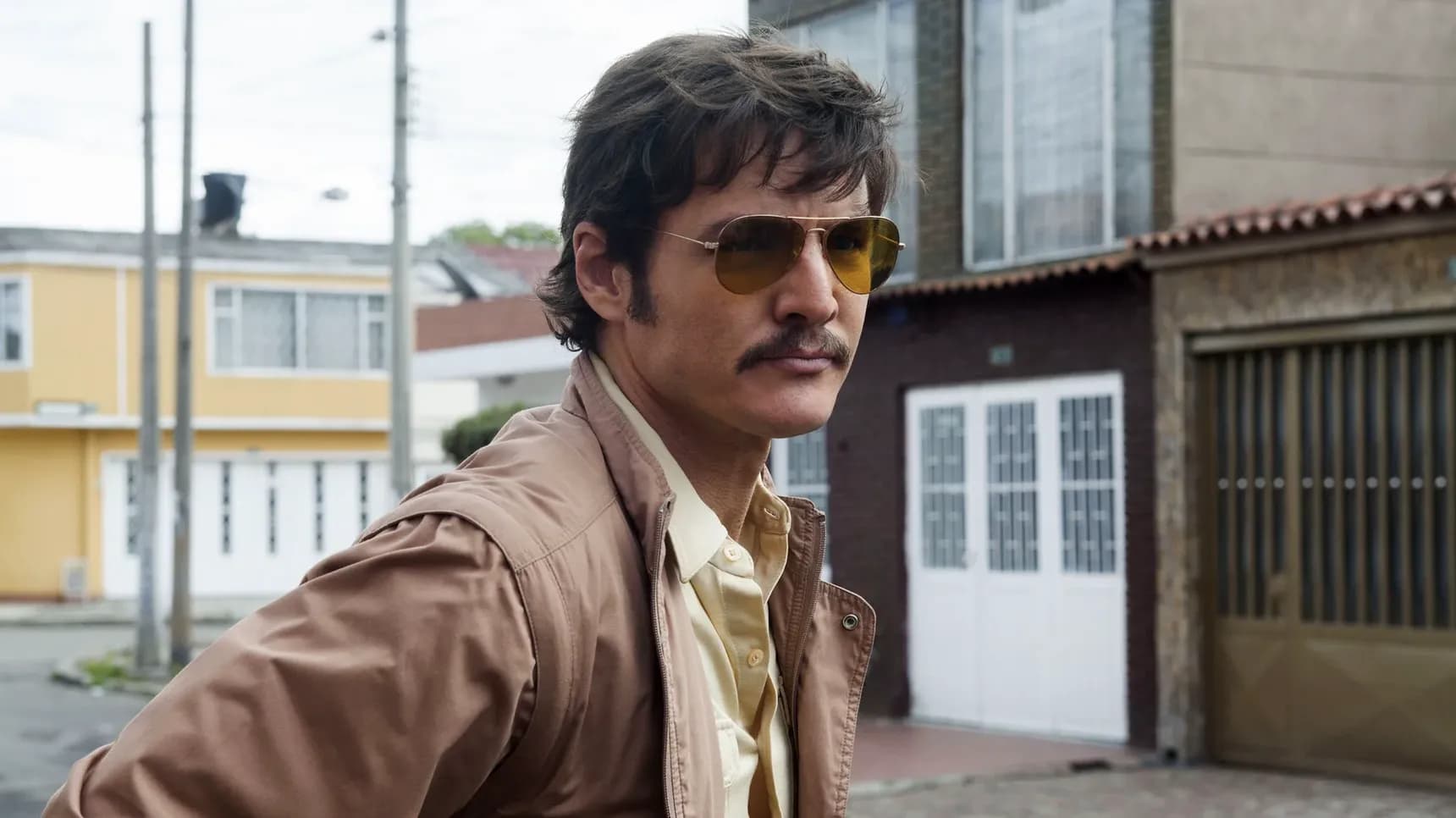 Pedro Pascal jako Javier Peña v seriálu Narcos 