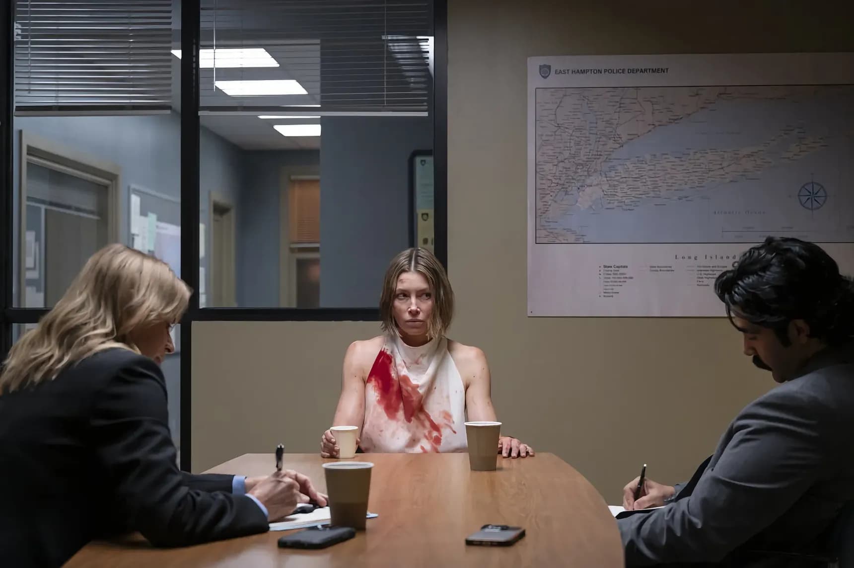 Jessica Biel jako Chloe, Kim Dickens jako vyšetřovatelka Nancy Guidry a Bobby Naderi jako detektiv Matt Bowen