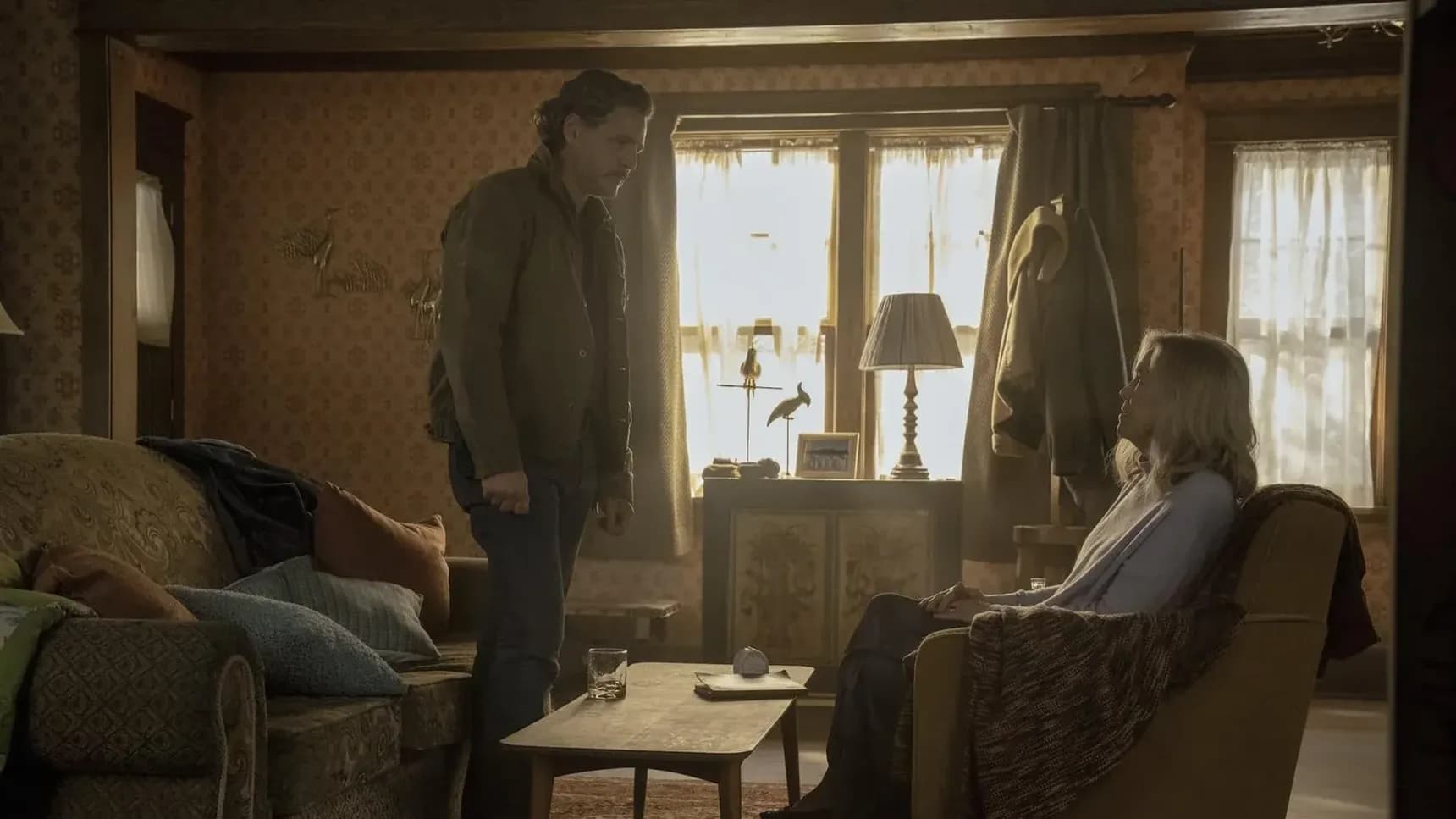 Pedro Pascal jako Joel u terapeutky Gail v podání Catherine O’Hara v seriálu The Last of Us