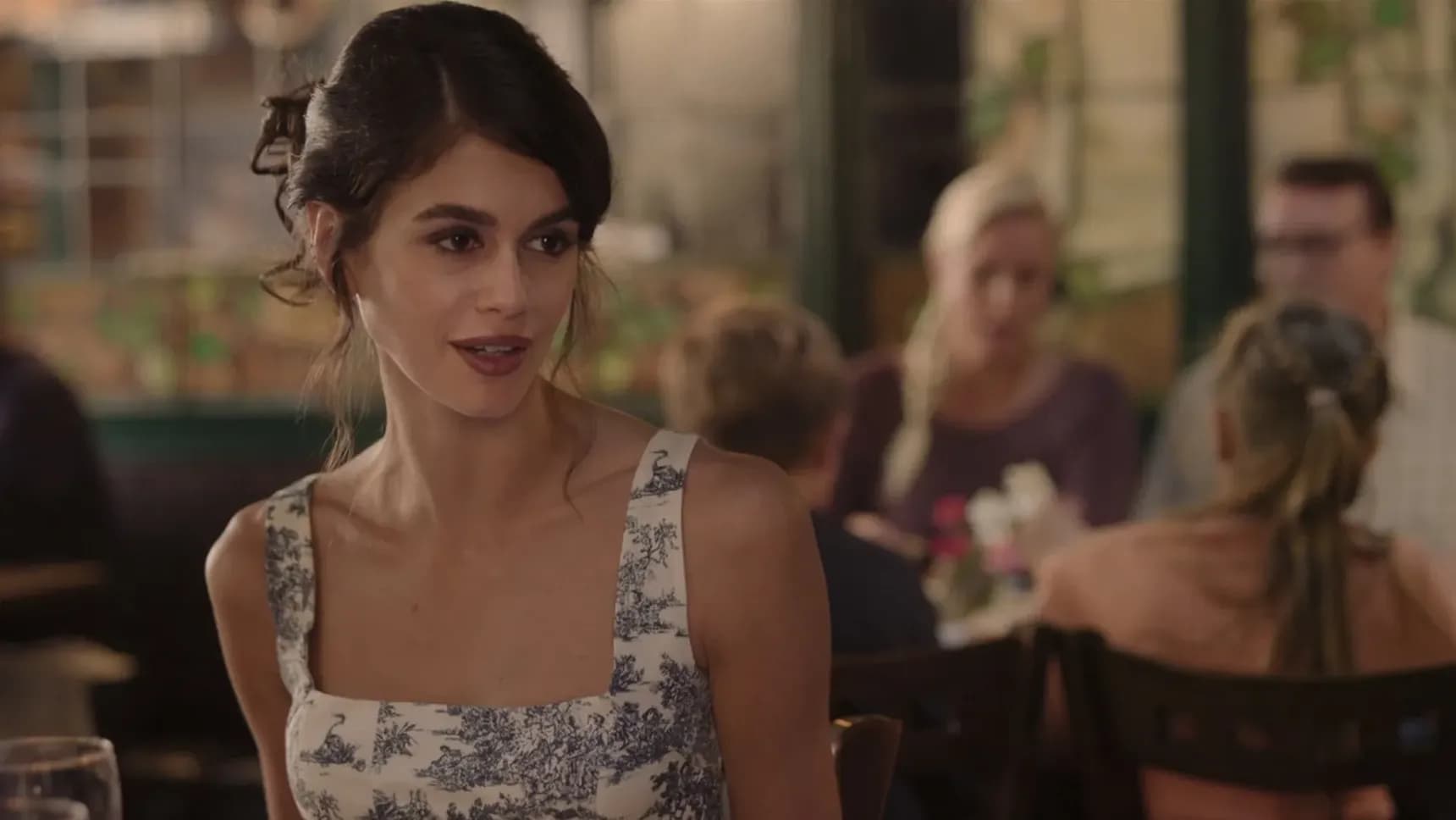Kaia Gerber jako Esther v seriálu Splynout s davem