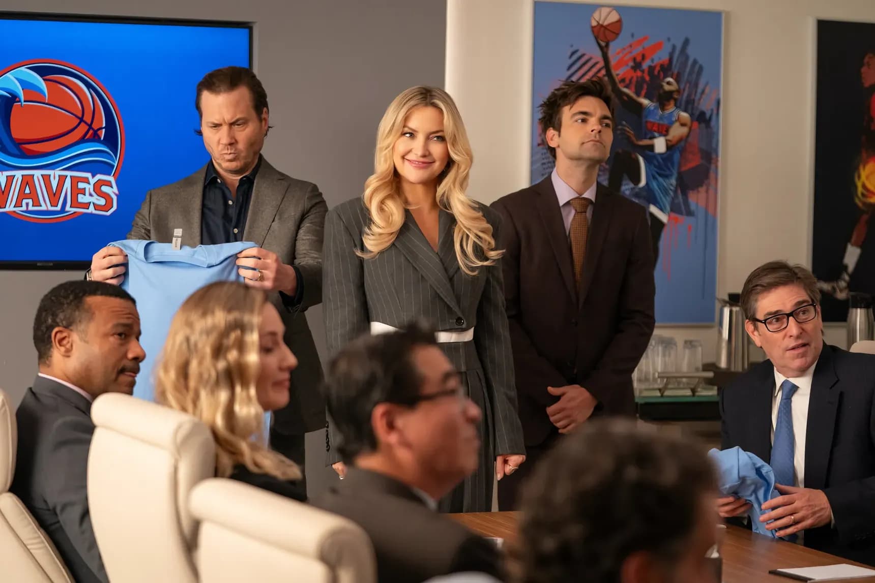 Scott MacArthur jako Ness Gordon, Kate Hudson jako Isla Gordon a Drew Tarver jako Sandy Gordon v seriálu Šéfka hry