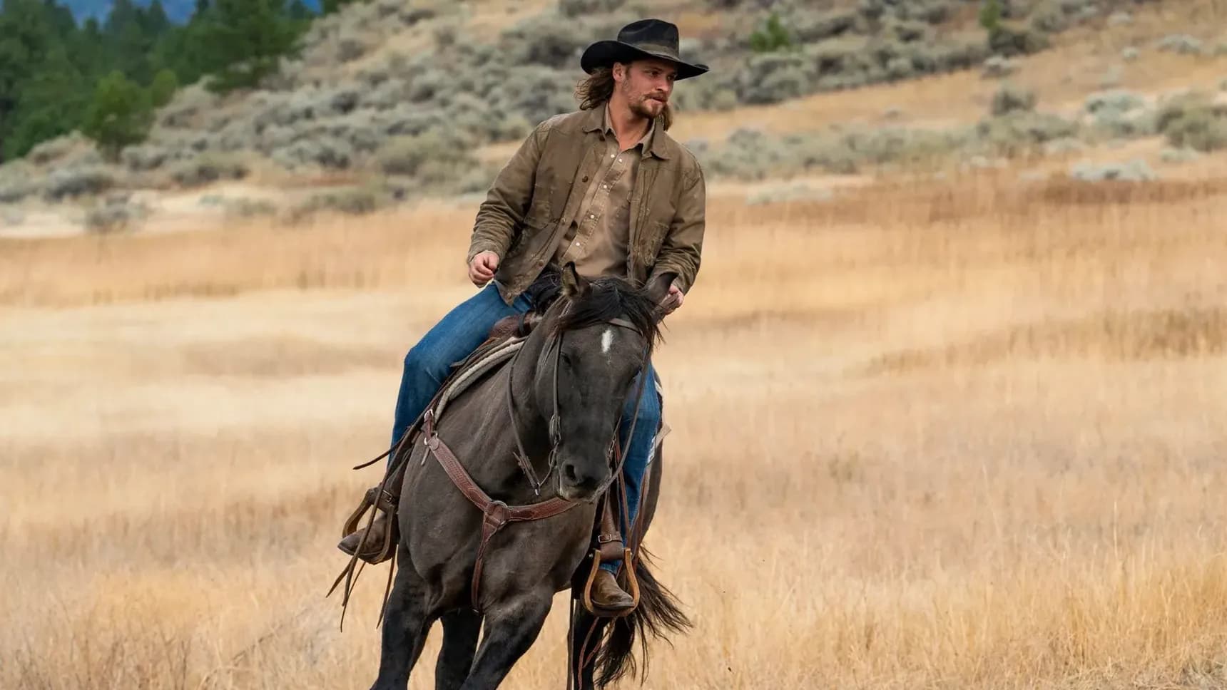 Luke Grimes jako Kayce Dutton na koni v seriálu Yellowstone