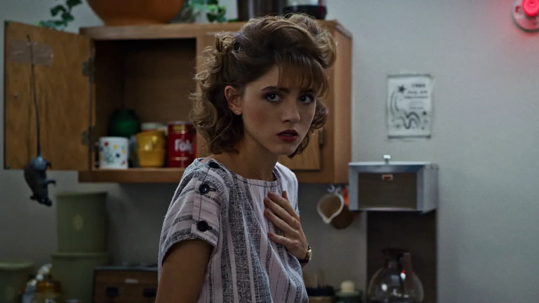 Natalia Dyer jako Nancy Wheeler v seriálu Stranger Things