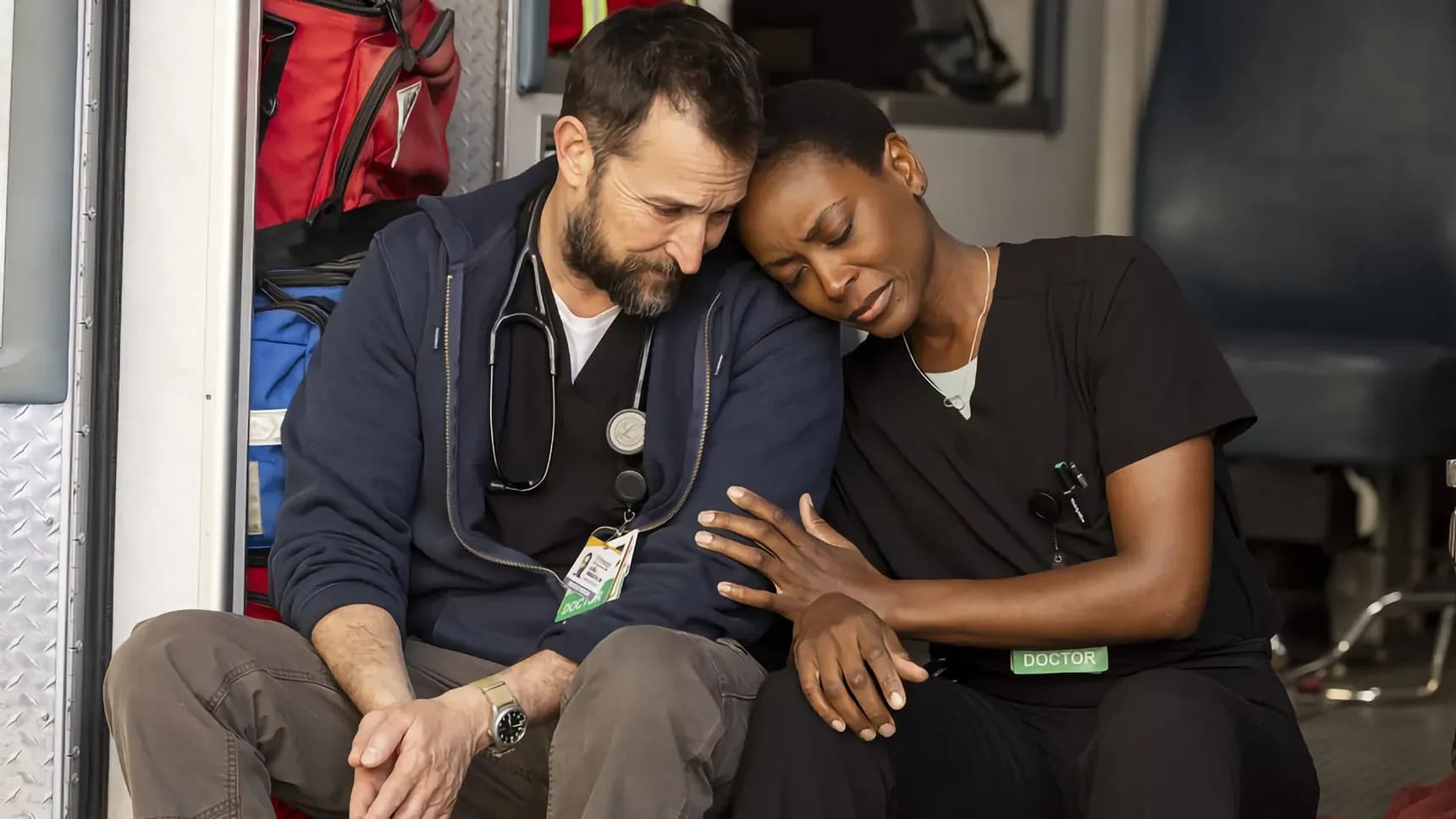 Noah Wyle a Tracy Ifeachor v seriálu Urgent