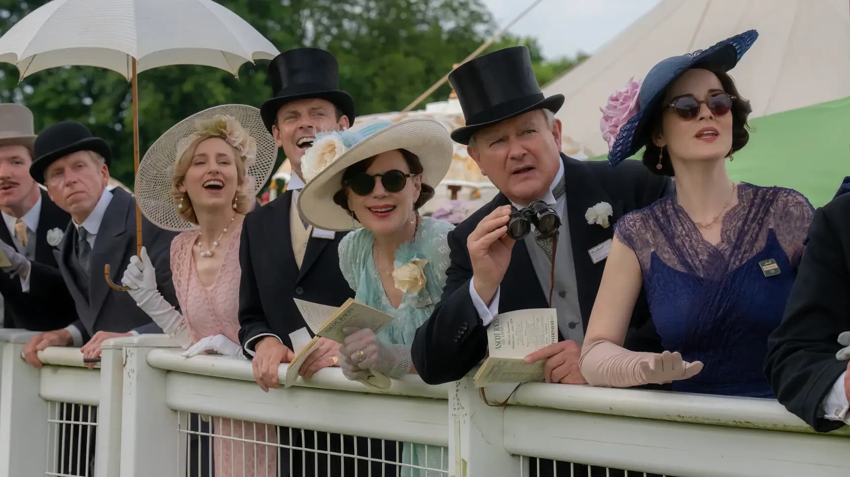 Laura Carmichael, Harry Hadden-Paton, Elizabeth McGovern, Hugh Bonneville a Michelle Dockery ve filmu Panství Downton - Velké finále