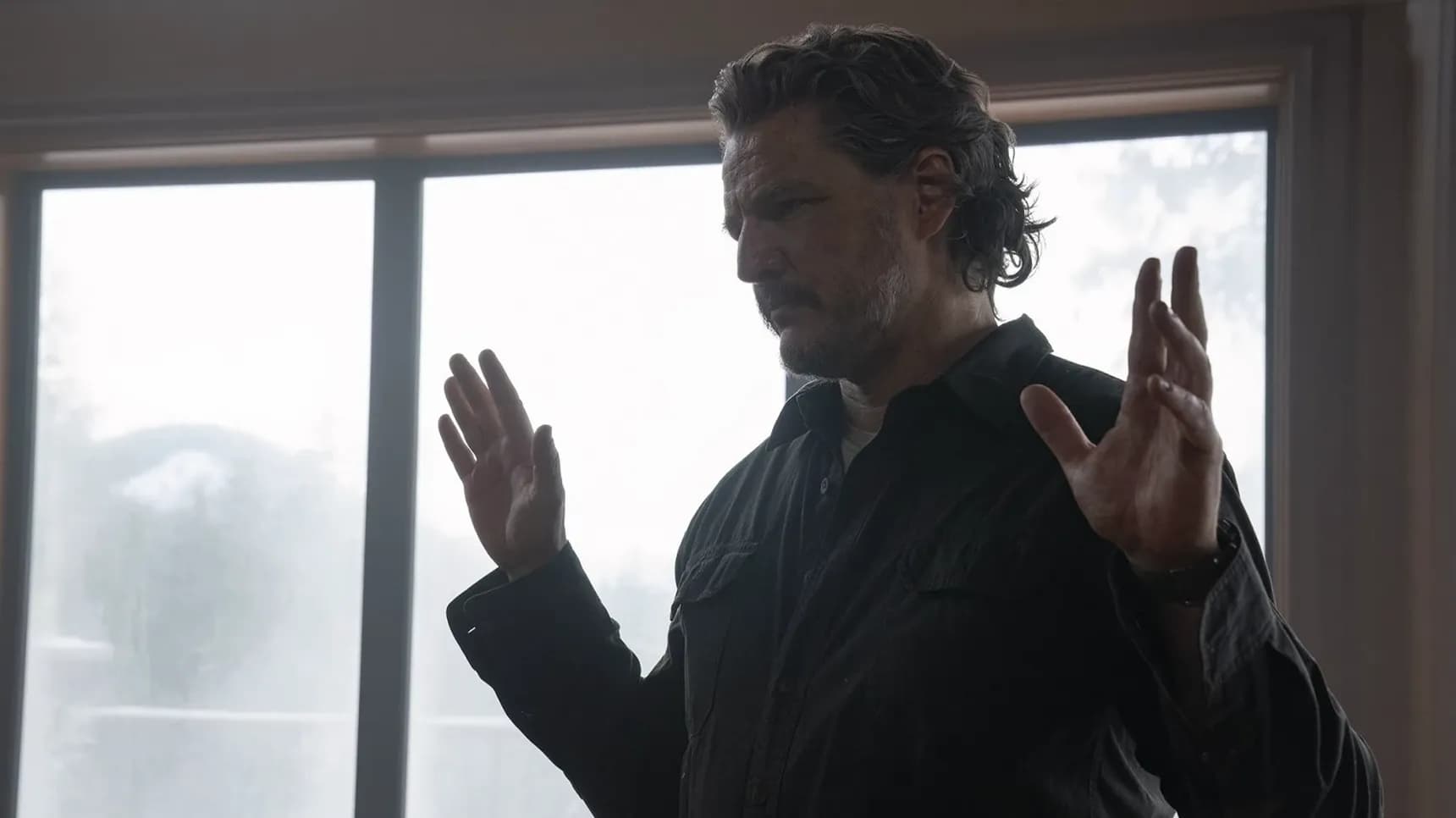 Pedro Pascal jako Joel v seriálu The Last of Us
