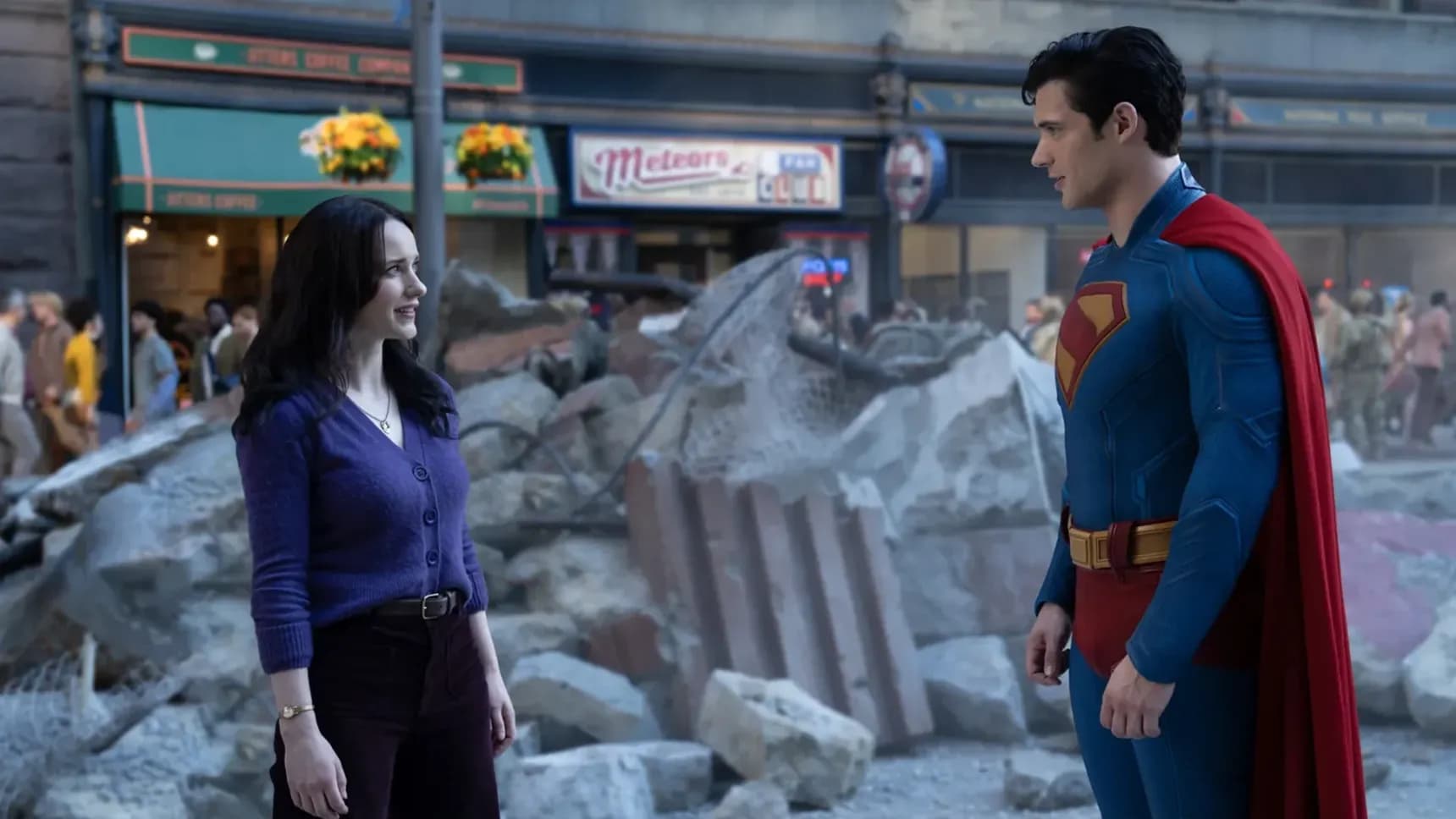 Rachel Brosnahan a David Corenswet ve filmu Superman