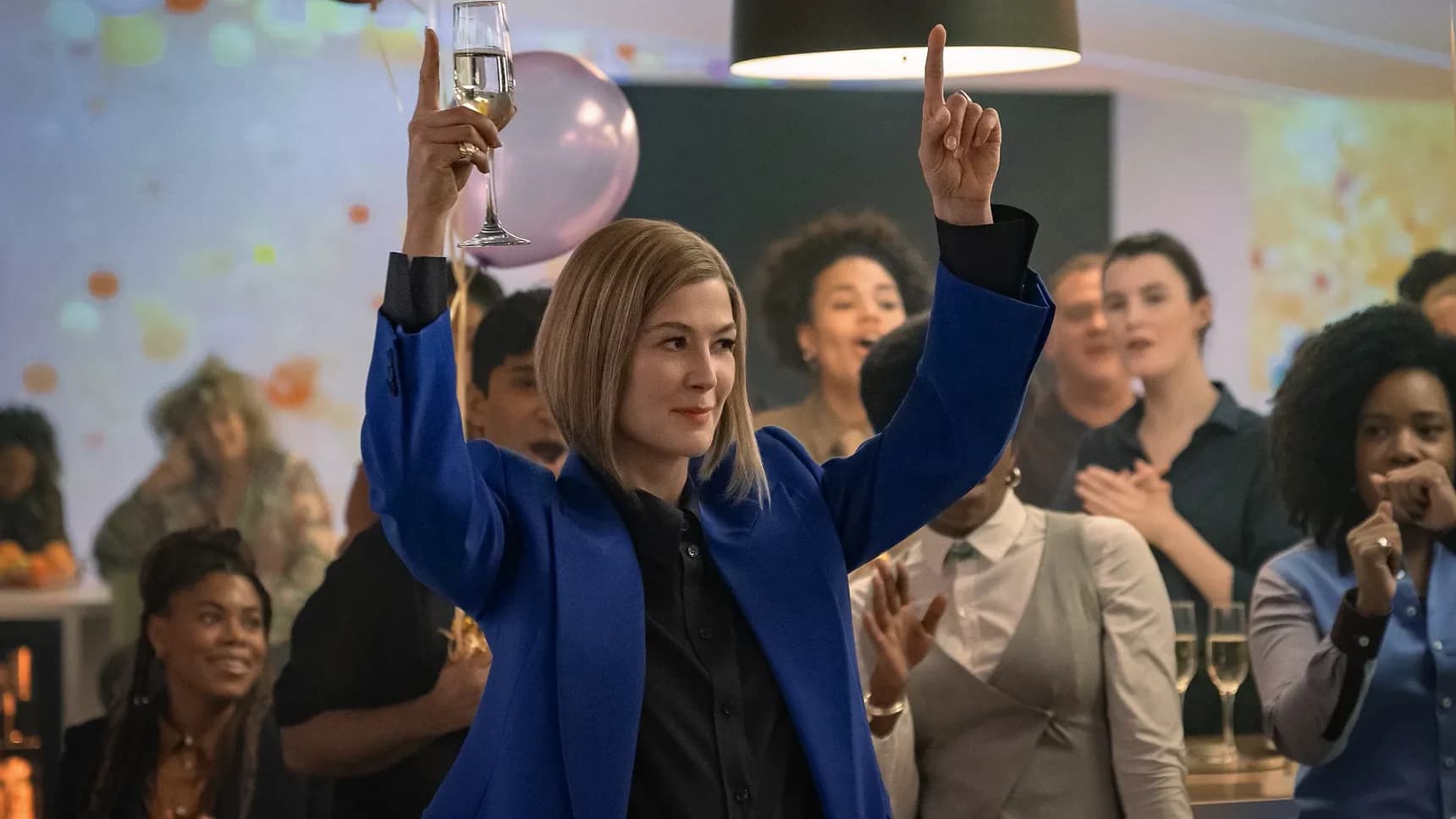 Rosamund Pike ve filmu Dámy mají přednost