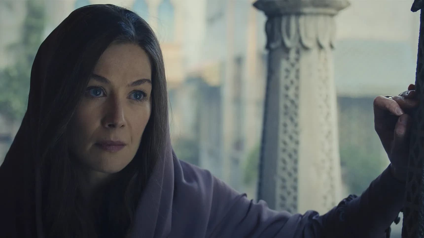 Rosamund Pike v seriálu Kolo času
