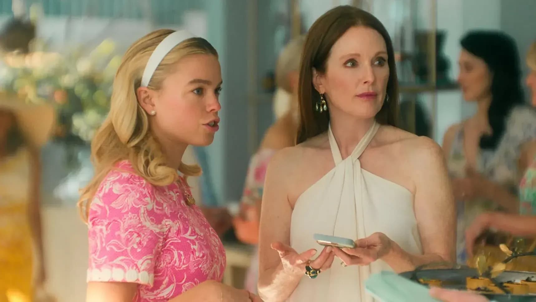Milly Alcock a Julianne Moore v seriálu Sirény