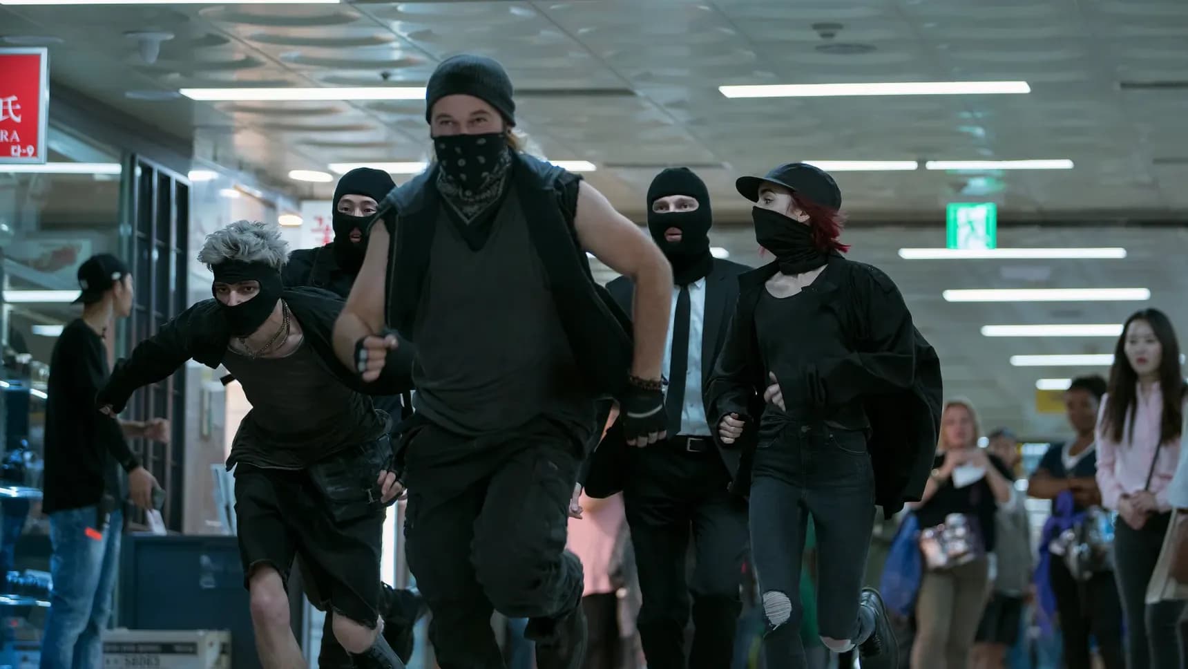 Skupina aktivistů z Animal Liberation Front ve filmu Okja