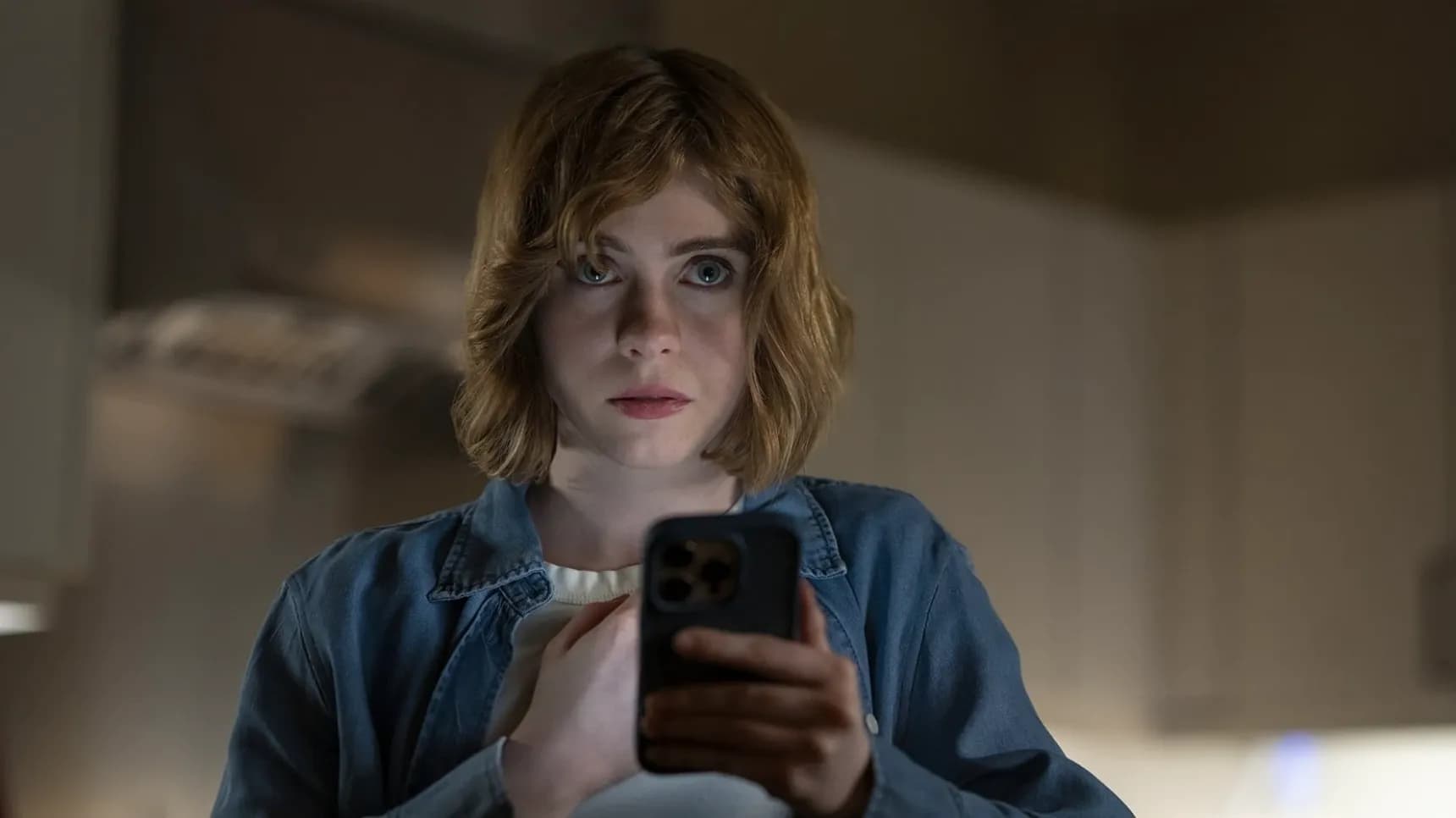 Sophia Lillis v seriálu Židle
