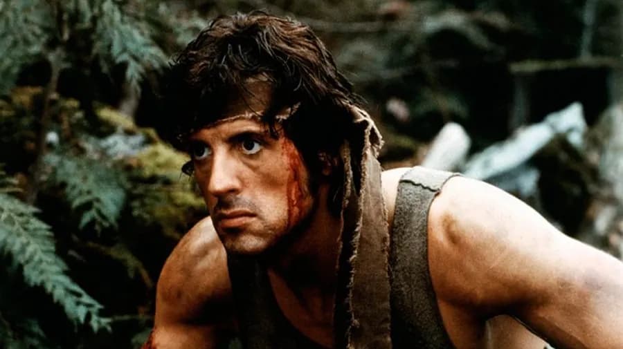Sylvester Stallone jako Rambo ve filmu Rambo: První krev