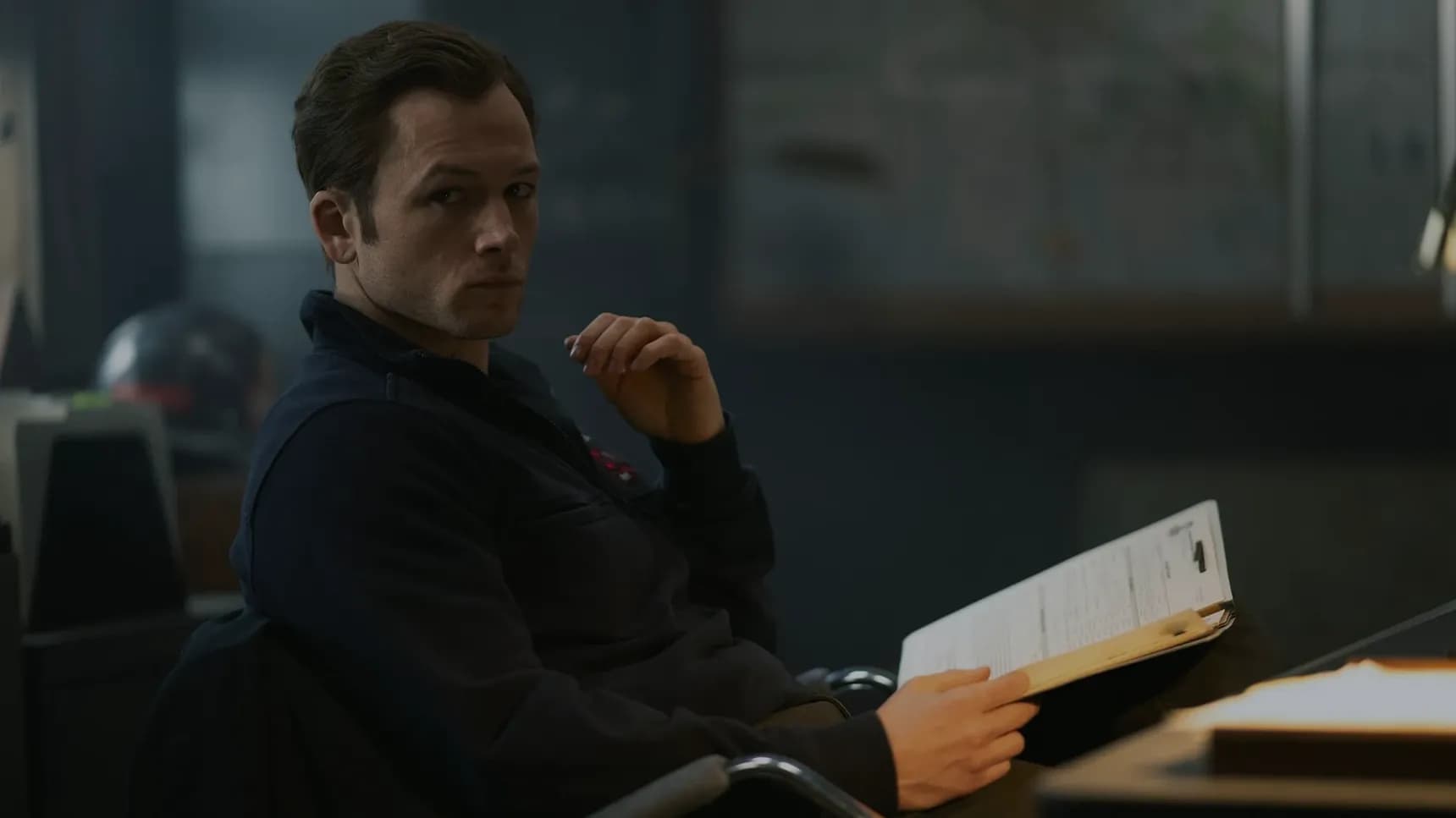 Taron Egerton v seriálu Smoke