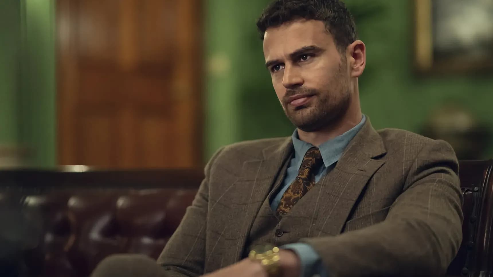 Theo James v seriálu Gentlemani