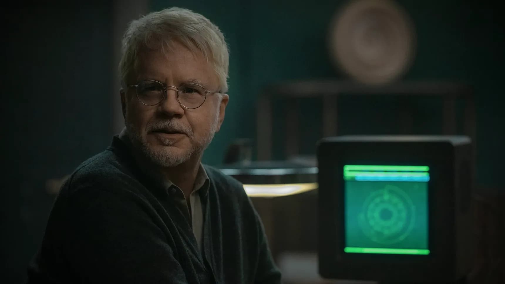 Tim Robbins jako Bernard Holland v seriálu Silo