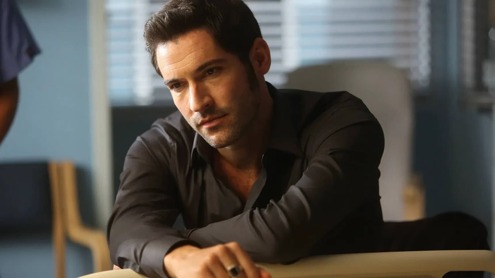 Tom Ellis jako Lucifer Morningstar v seriálu Lucifer