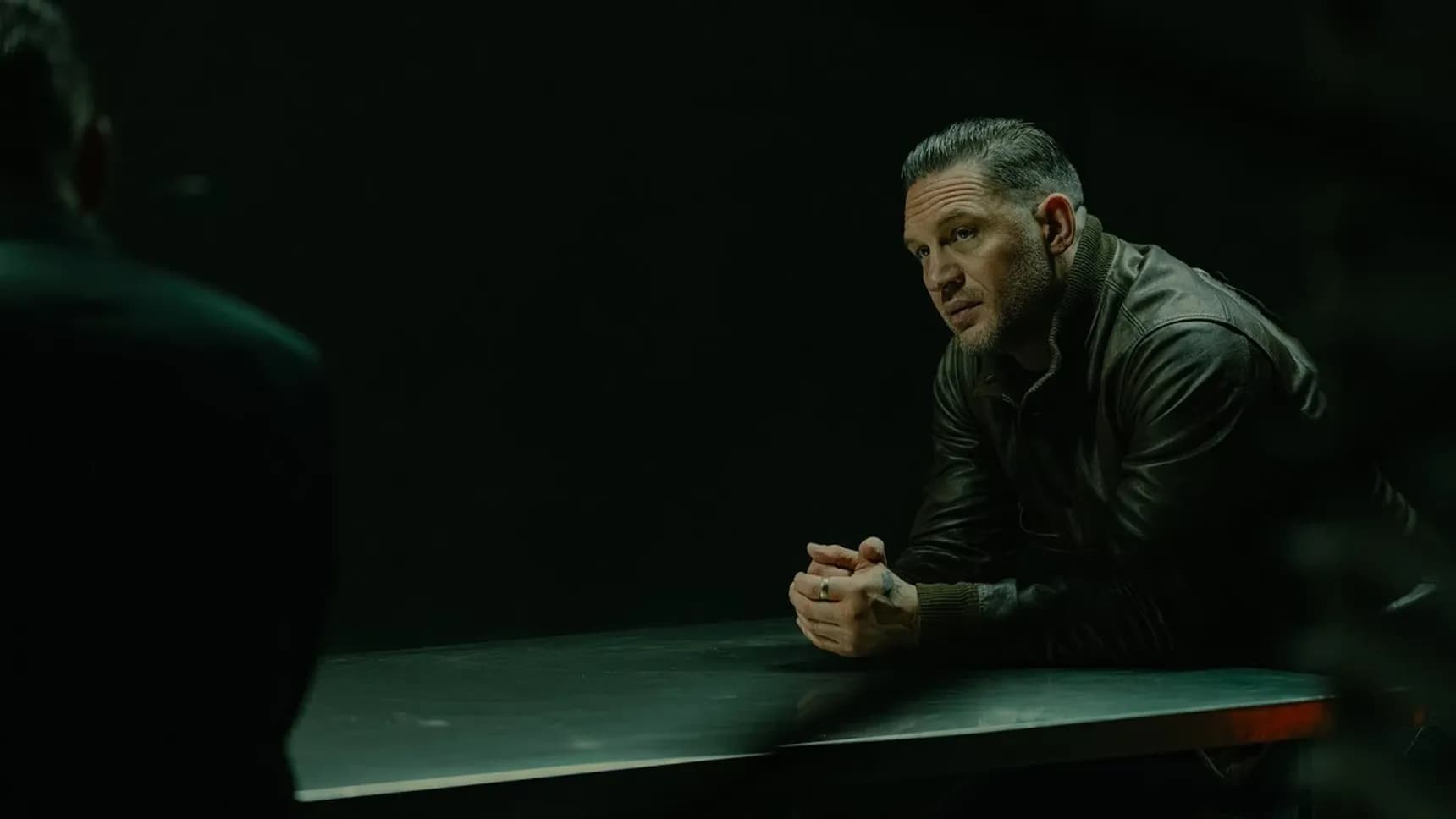 Tom Hardy v seriálu Země gangů