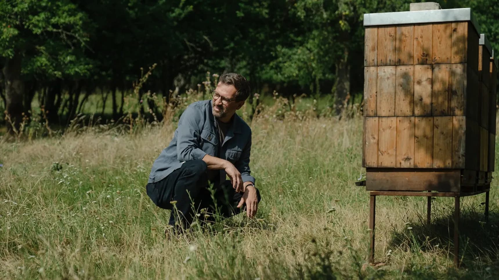 Včelař/plukovník David Kučera v podání Ondřeje Sokola