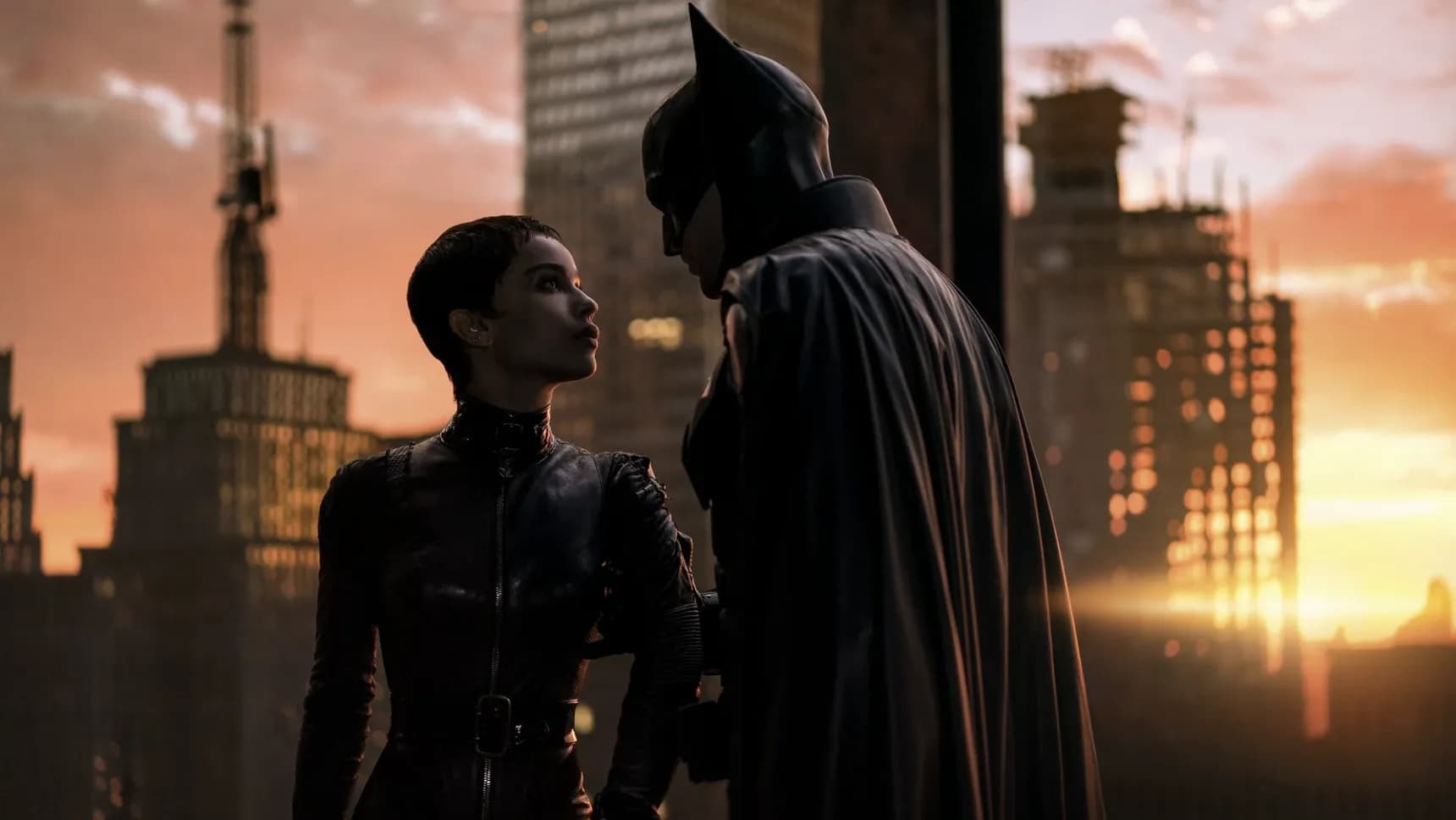 Zoë Kravitz a Robert Pattinson ve filmu Batman