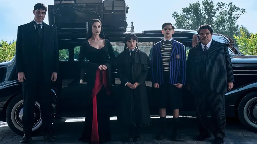 Catherine Zeta-Jones jako Morticie, Jenna Ortega jako Wednesday, Isaac Ordonez jako Pugsley a Luis Guzmán jako Gomez v seriálu Wednesday