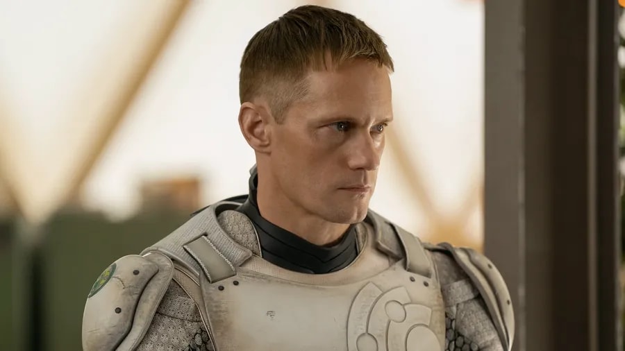 Alexander Skarsgård jako Robokat v seriálu Z deníku Robokata