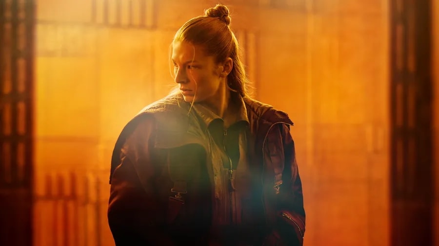 Hunter Schafer jako Cora v seriálu Blade Runner 2099