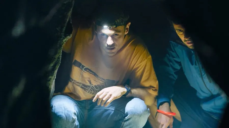 Charlie Vickers jako Kieran Elliott v seriálu Přeživší