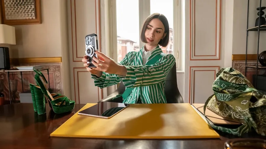 Lily Collins v páté řadě seriálu Emily in Paris