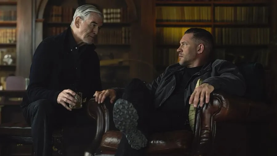 Pierce Brosnan jako Conrad Harrigan a Tom Hardy jako Harry Da Souza v seriálu Země gangů
