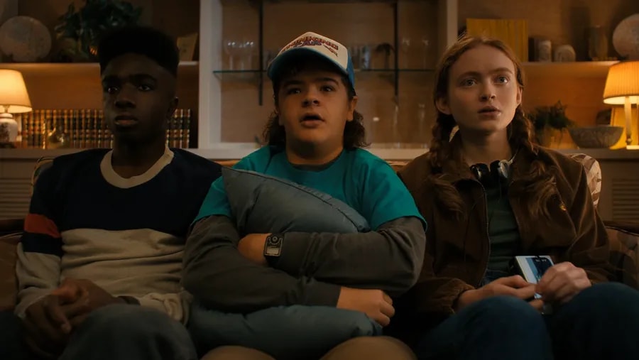 Caleb McLaughlin, Gaten Matarazzo a Sadie Sink v seriálu Stranger Things