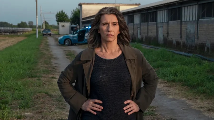 Teresa Saponangelo jako Sara v seriálu Sara: Žena ve stínu